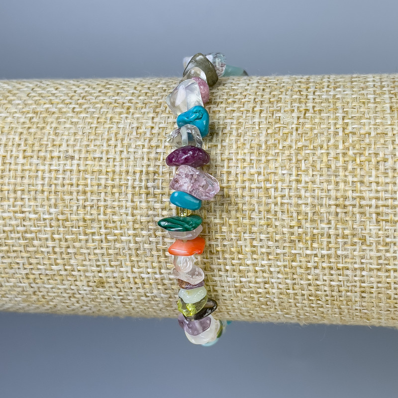 Náramek směs drobných kamenů, průměr 7–9×2–4 mm, délka 18 mm, pružný