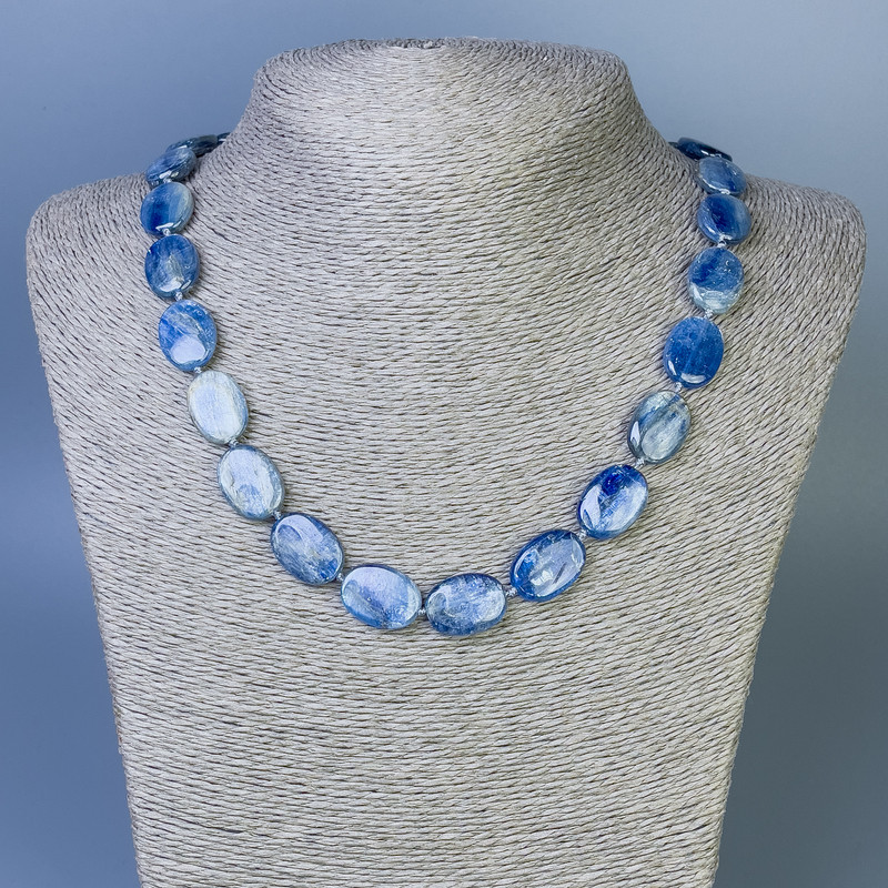 Náhrdelník z kianitu – oválné korálky 18×13 mm, délka 50 cm, s karabinkou