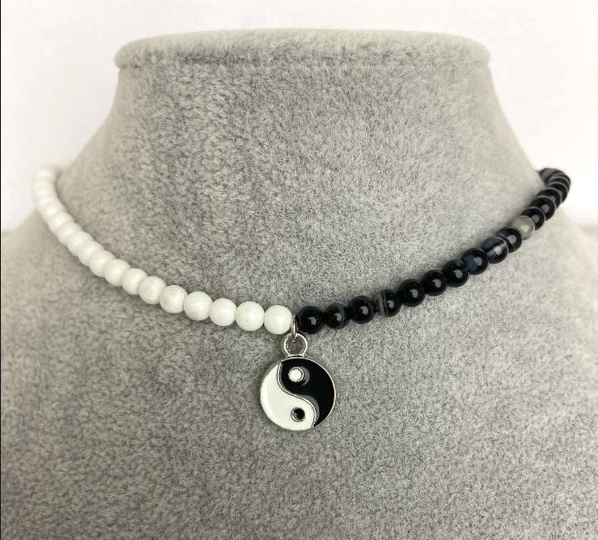 Choker z achátu, průměr korálků cca 4 mm ±, s přívěskem Yin a Yang o průměru cca 12 mm ±, délka 35–40 cm ±