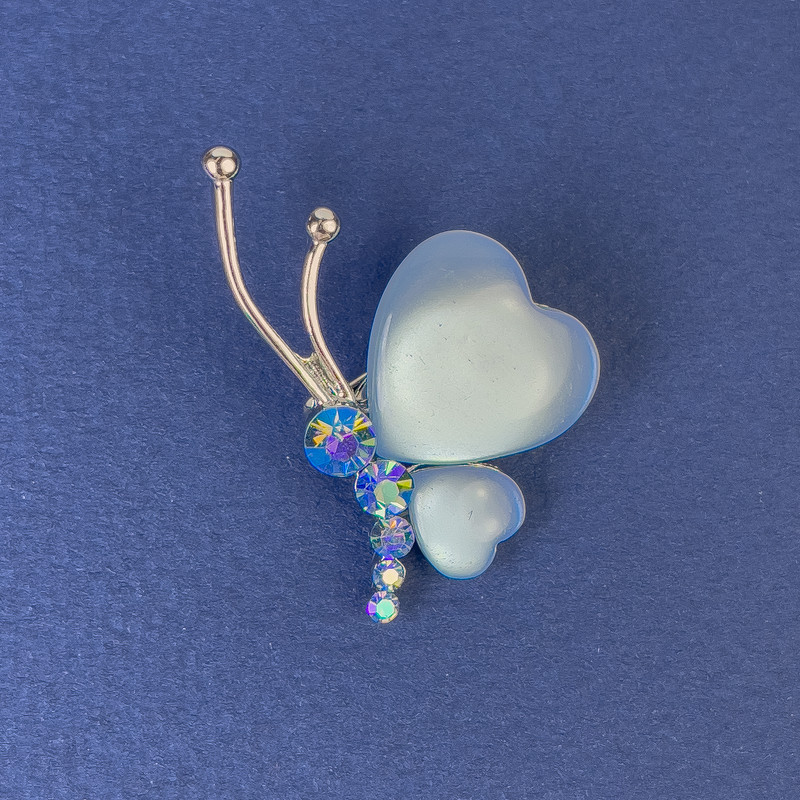 Brožka Motýl, průměr 34×21 mm ± modré kočičí oko, štras, stříbrný kov