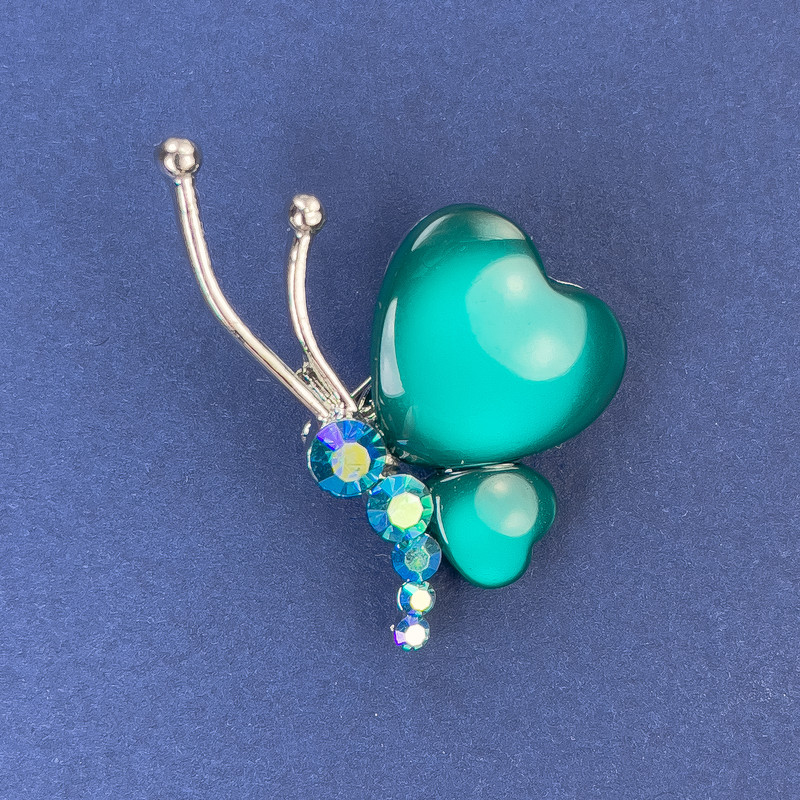 Brož Motýl, rozměry 34×21 mm, sytě zelené kočičí oko, štrasové kamínky, stříbrný kov