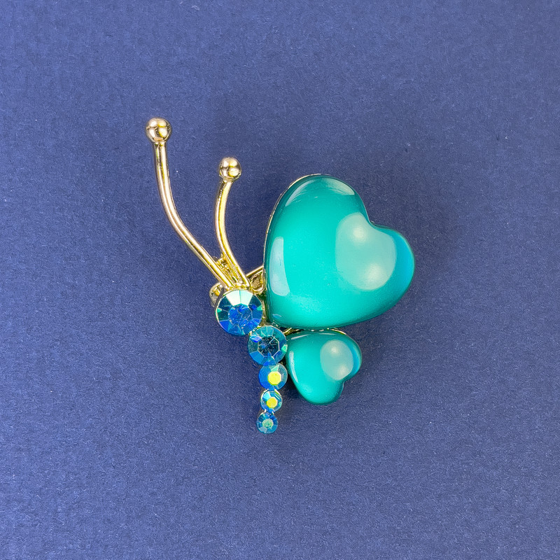 Brož „Motýl“ se zeleným kočičím okem