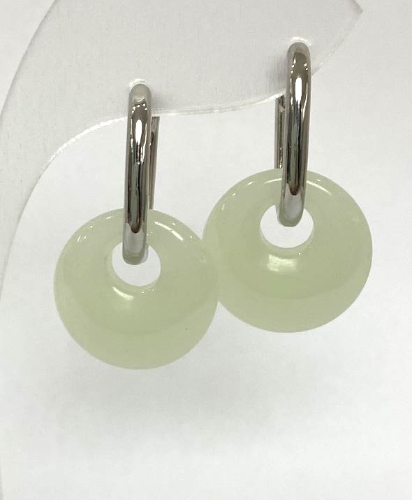 Náušnice z onyxu ve tvaru donutu, průměr 18 mm ±, délka 30 mm ±, stříbrný kov