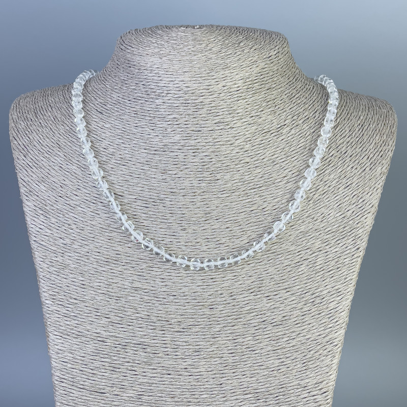 Náhrdelník z horského křišťálu - broušené kubické korálky 4,5×4,5 mm, délka 50 cm, s uzávěrem