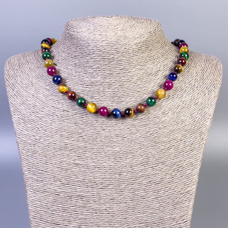 Náhrdelník z tygřího oka, kočičího oka a býčího oka, hladké korálky o průměru cca 8 mm, délka cca 45 cm, s uzávěrem