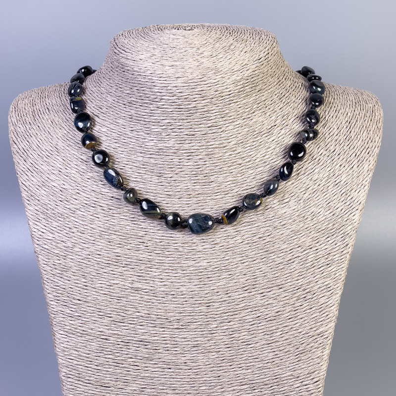 Náhrdelník ze sokolího oka, briliantně broušené korálky, průměr 9–13×9 mm, délka cca 50 cm, s zapínáním