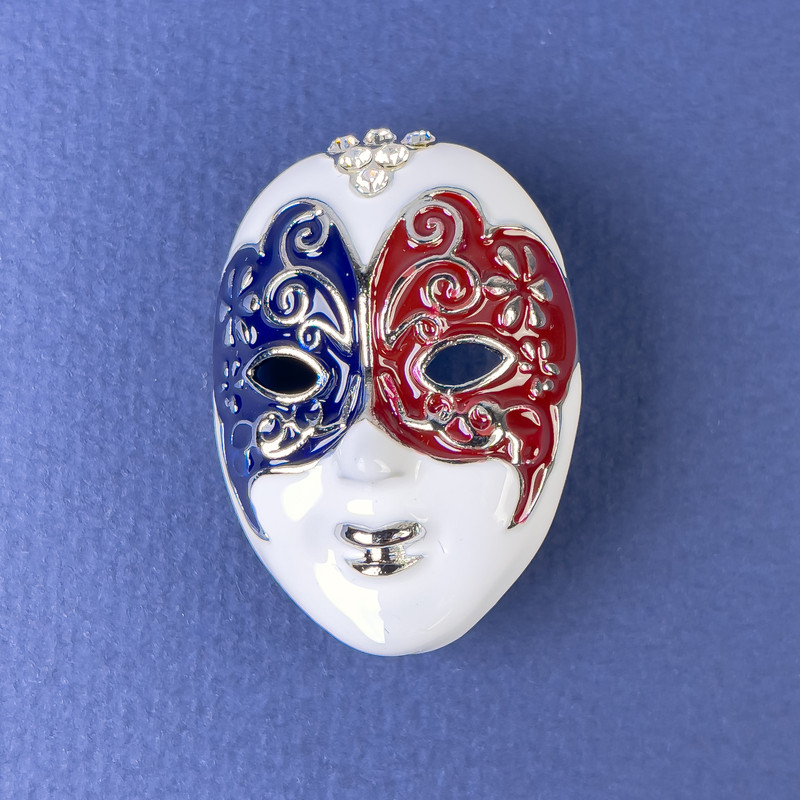 Брошка Маска біла чорна бардова емаль білі стрази сріблястий метал 27х39мм+