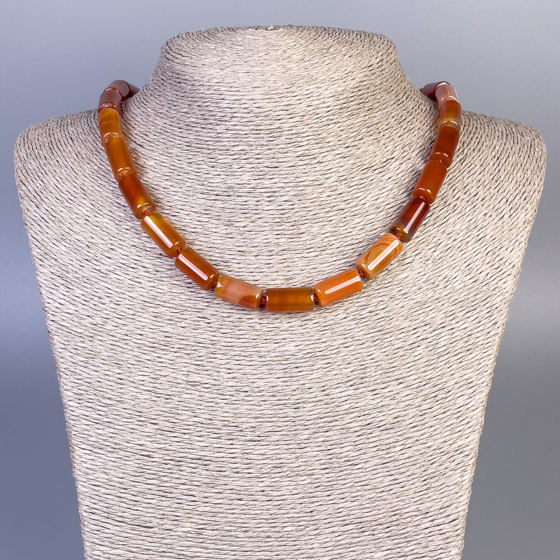 Náhrdelník z achátu cylindrického tvaru, průměr 16×8 mm, délka 45 cm, se zapínáním