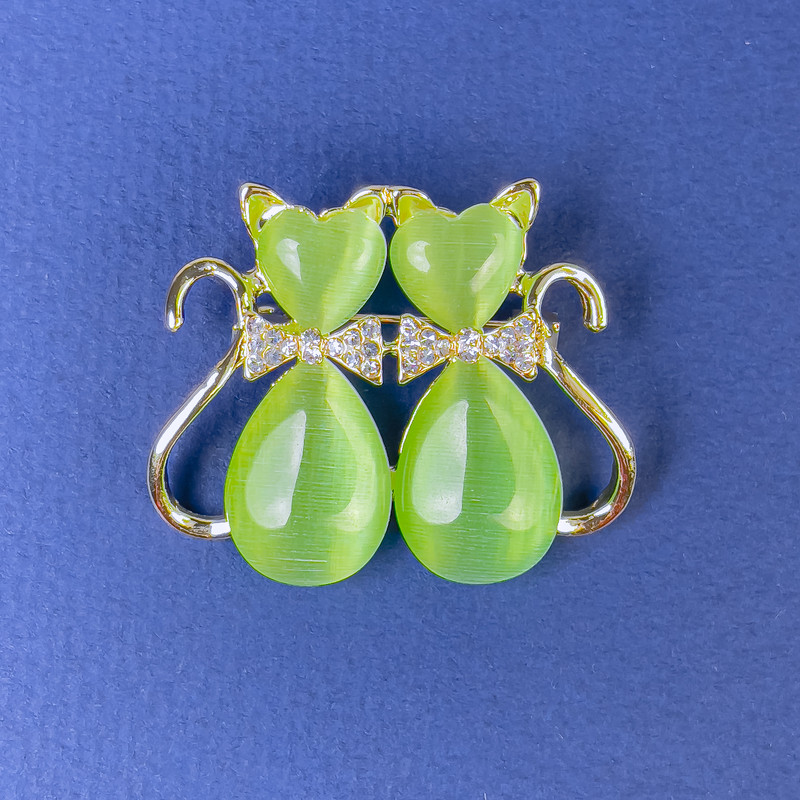 Брошка Кішки зелене Котяче Око білі стрази золотистий метал, діаметр 31х38мм +