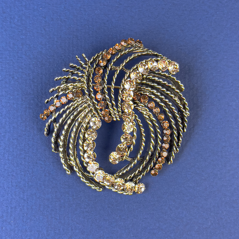 Brož Akcent, světle hnědé a hnědé štrasové kamínky, bronzozlatý kov, průměr 50 mm +