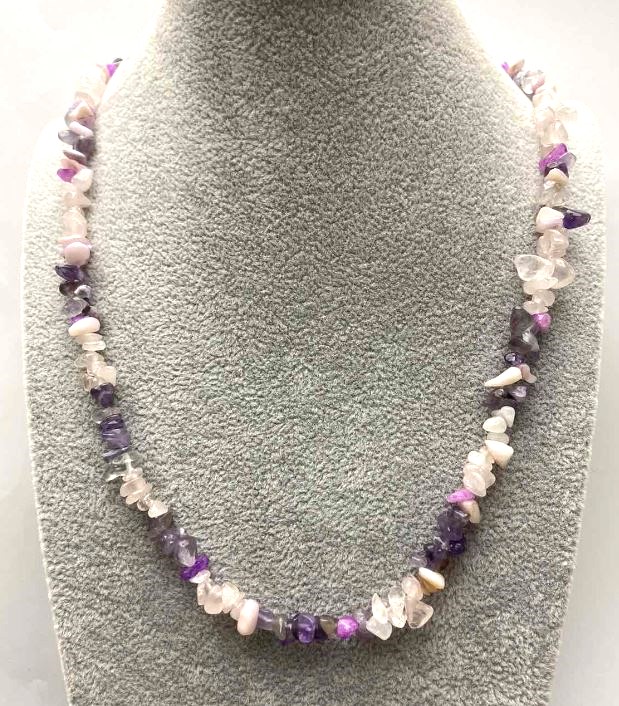 Náhrdelník mix drobných kamenů, průměr 8×3 mm, délka cca 50 cm, s karabinkou