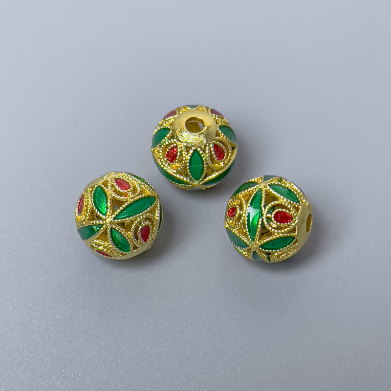Korálka Cloisonné se zelenou a červenou emailovou glazurou, průměr 10 mm, dírka 2–3 mm, zlatá barva kovu, 1 ks