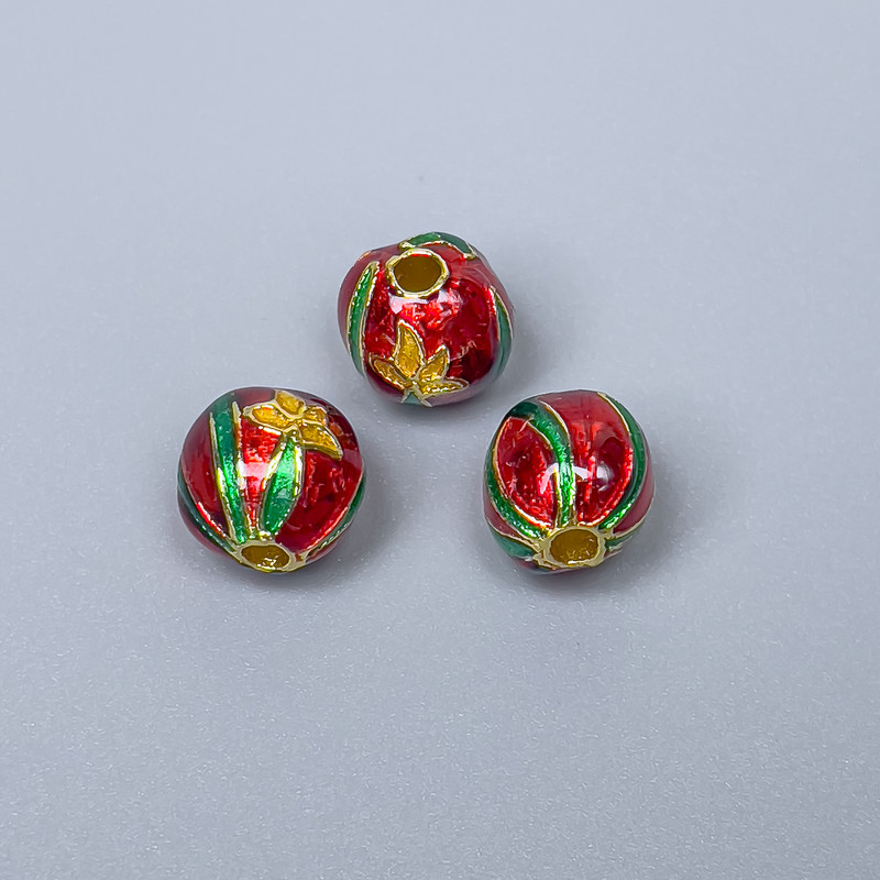 Korálka Cloisonné červená, zelená a žlutá s emailem, průměr 9×9,5 mm, díra cca 2,1 mm, zlatistý odstín kovu, 1 ks