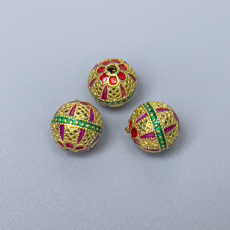 Korálka Cloisonné zeleno-červená malinová smaltovaná, průměr 10 mm ±, otvor 1,8 mm, zlatistý kovový odstín, 1 ks