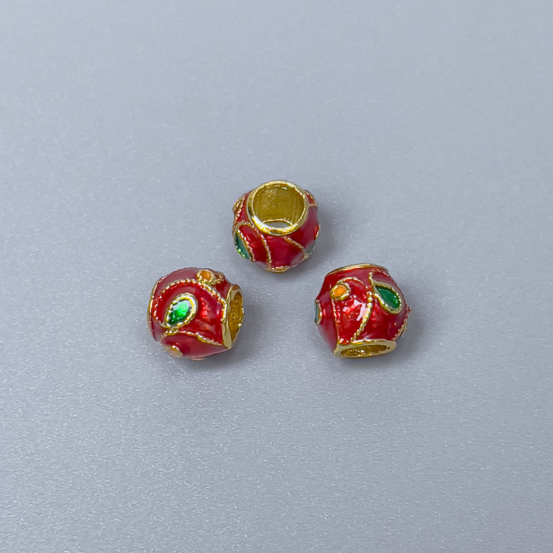 Korálek Cloisonné s červeným a zeleným smaltem, 7×7 mm, otvor cca 3,8 mm, zlatavý odstín kovu, 1 ks