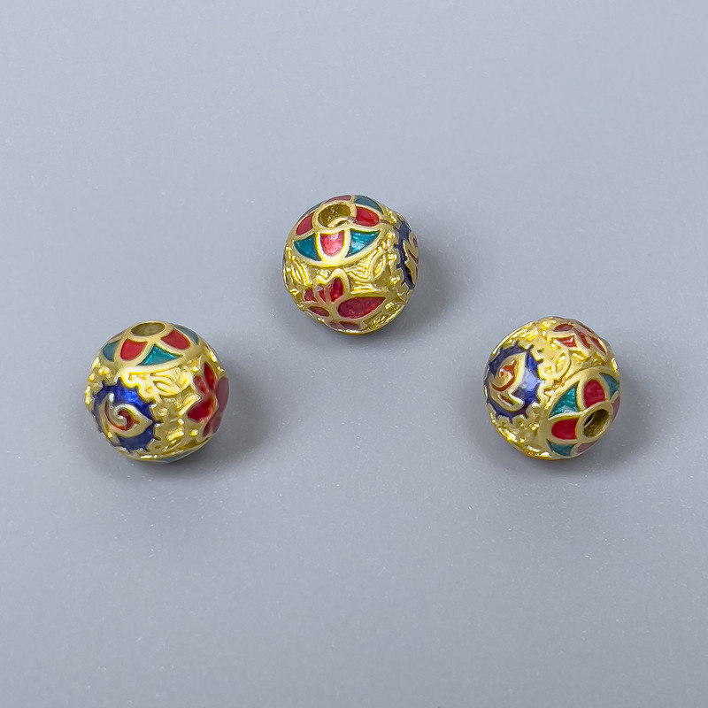 Korálka Cloisonné s modrým, červeným a tyrkysovým smaltem, průměr 8 mm, otvor 1,5 mm, zlatá barva kovu, 1 ks