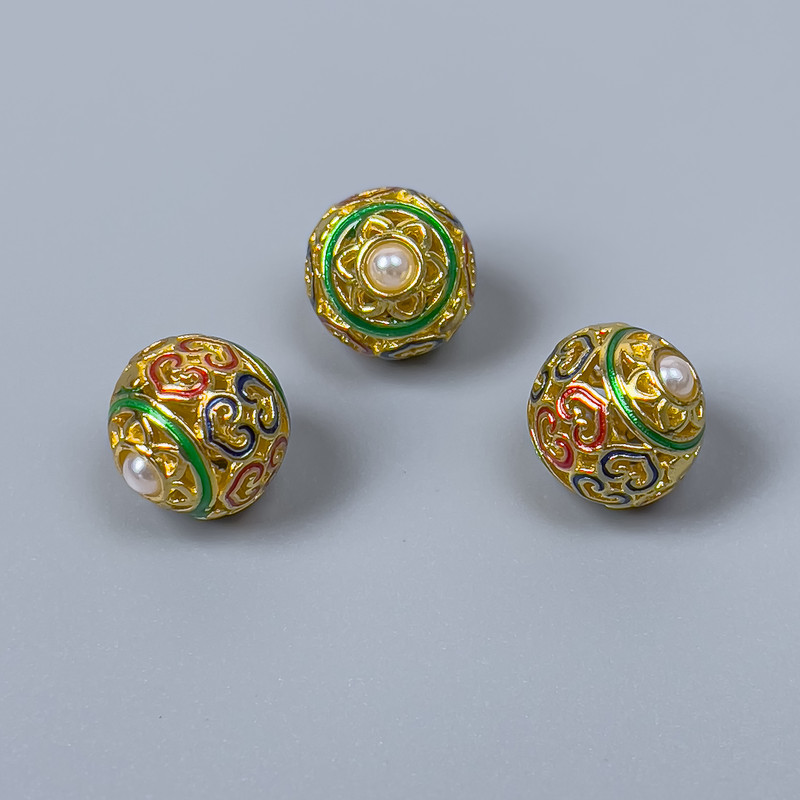 Korálka Cloisonné se smaltem, zelená, červená a modrá, průměr 10 mm ±, díra 2 mm, zlatistý odstín kovu, 1 ks