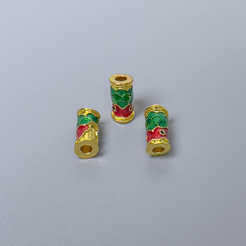 Korálek Cloisonné cylindrický – motiv rybky, červená-zelená smalt, průměr 4×9 mm, otvor 2 mm, zlatý kov, 1 ks