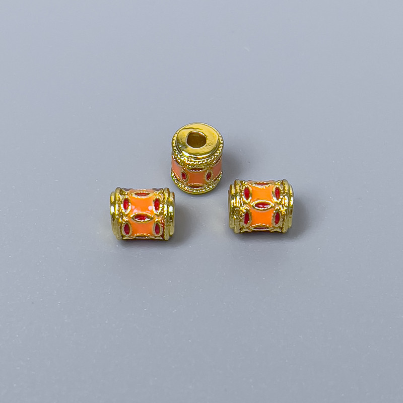 Korálek Cloisonné cylindrický, oranžovo‑červený smalt, průměr 5×6 mm, otvor cca 1,5 mm, zlatá barva kovu, 1 ks