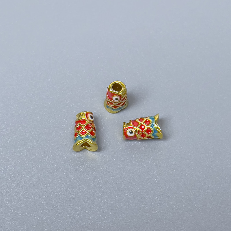 Kovový korálek Cloisonné cylindrického tvaru s motivem rybky, červená a zelená, smalt, průměr 4×7 mm, otvor 1,5 mm, zlatavý kov, 1 ks