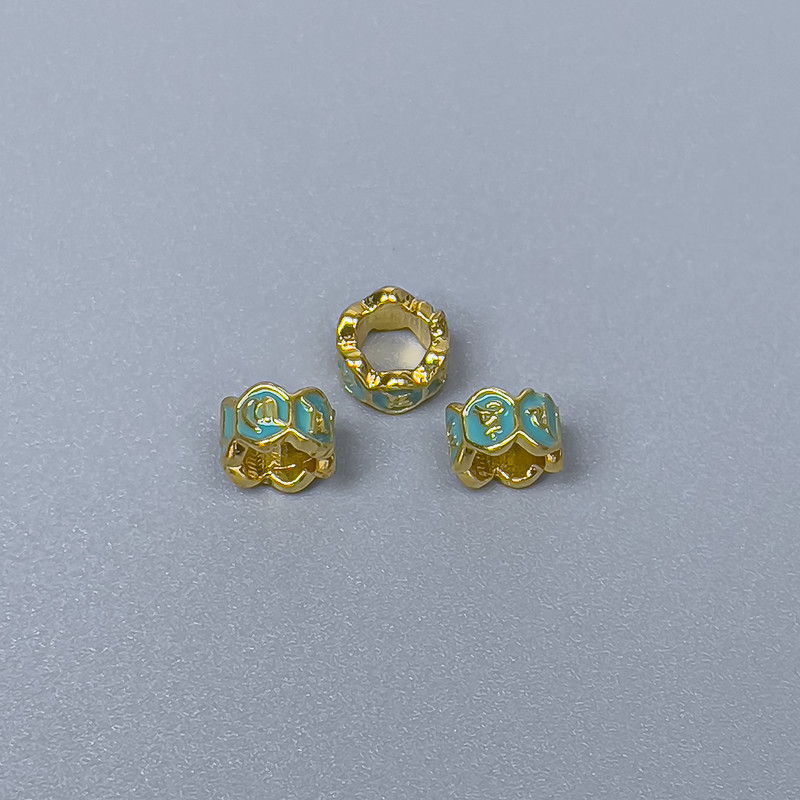 Kovová korálka Cloisonné rondelle se zeleným smaltem, průměr 5,5×3,5 mm, dírka 3,5 mm, zlatý odstín kovu, 1 ks