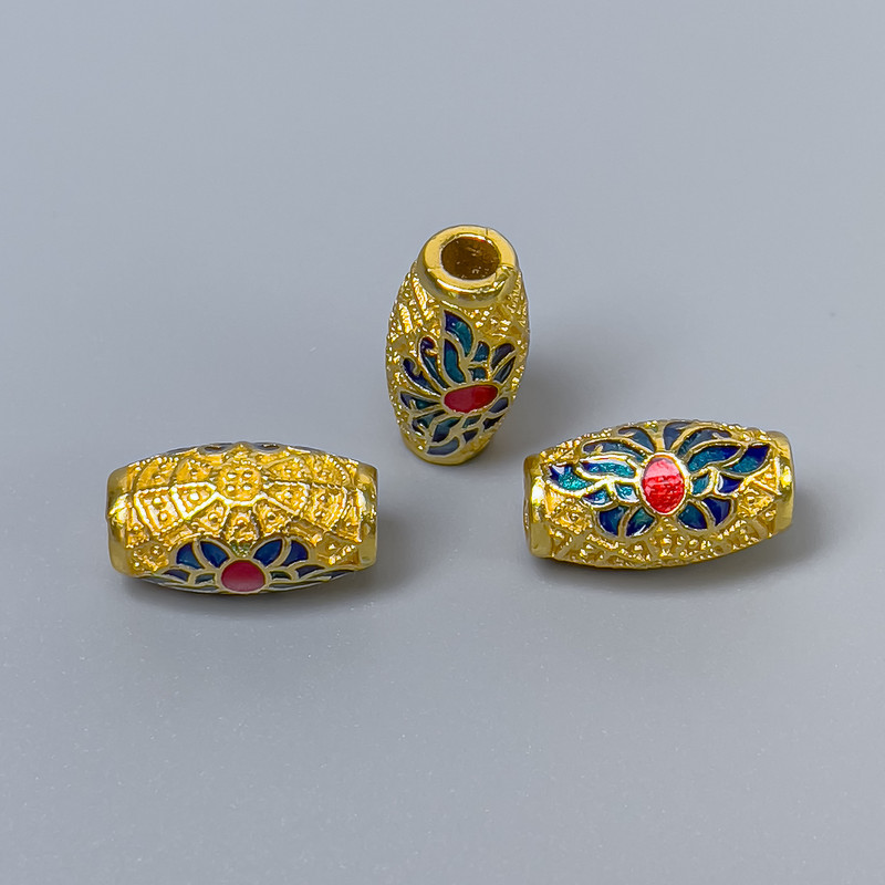 Korálek cloisonné barilového tvaru s modro-červeným smaltem, průměr 8×14 mm, díra 3 mm, zlatavý odstín kovu, 1 ks