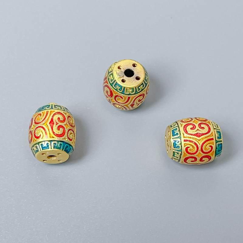 Korálka Cloisonné barilová, červený a zelený smalt, průměr 10×9 mm, otvor 1,8 mm, zlatá barva kovu, 1 ks