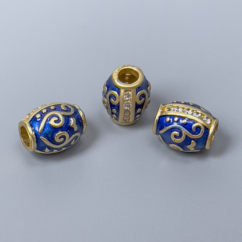 Korálek Cloisonné ve tvaru válečku, modrý smalt, bílé krystaly, průměr 10×8 mm, otvor 3 mm, zlatá barva kovu, 1 ks