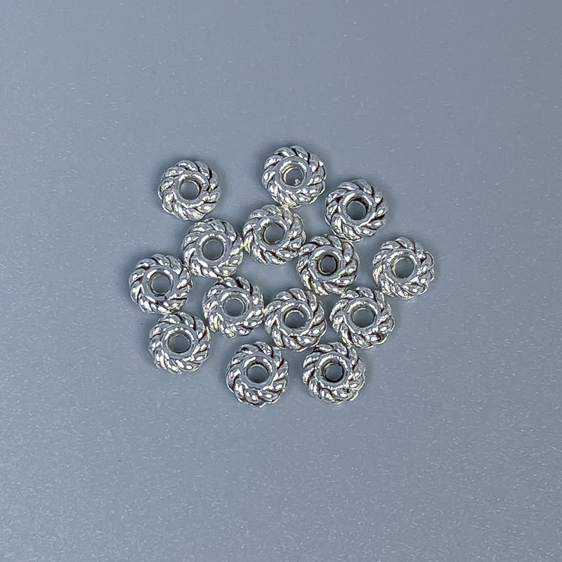 Kovové komponenty – korálka-vložka, barva kovu: stříbrná, průměr 4×1 mm ± otvor, průměr 1 mm ± balení 22 ks