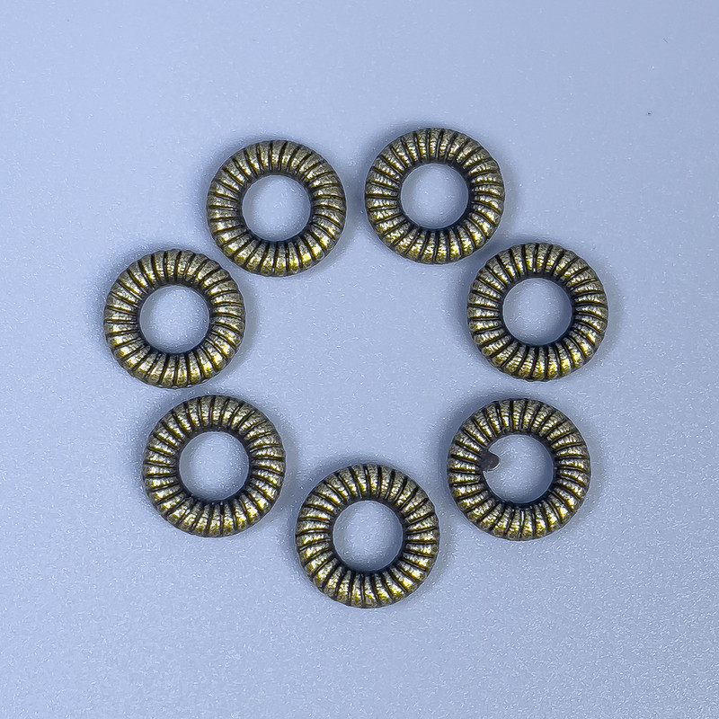 Bronzová korálka-vložka, barva kovu bronz, průměr 9×2 mm, otvor ± 4 mm, balení 36 ks