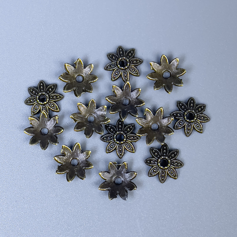 Bižuterní zakončení pro korálek, bronzová barva, průměr 7×0,5 mm, otvor 0,5 mm, balení 70 ks