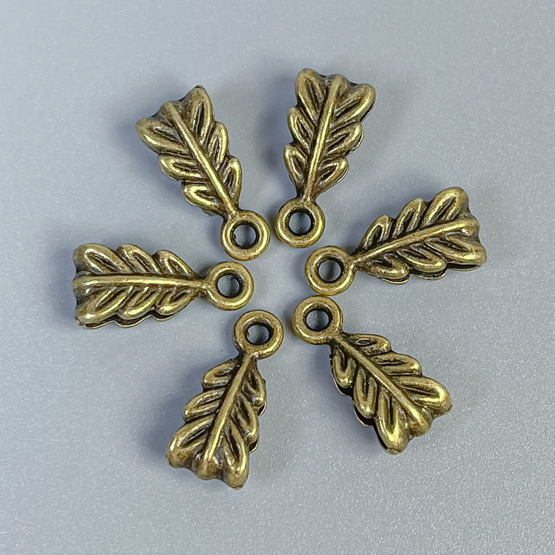 Poutko bronzové barvy kovu, rozměry 14×7×5 mm ±, otvory o průměru 2,5 mm a 1,8 mm ±, balení 22 ks