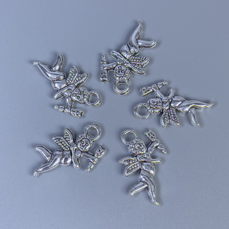 Přívěsek Kupidón, barva kovu stříbrná, rozměry 23×14×3 mm ± otvor 2,5 mm ± balení 20 g (~12 ks)