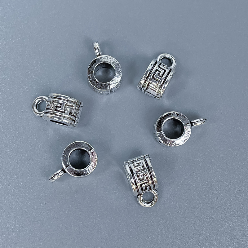 Poutko stříbrné barvy, rozměry 10×5×6 mm ± otvory, průměr 4 mm ±, průměr 2 mm ±, balení 20 g (~ 27 ks)