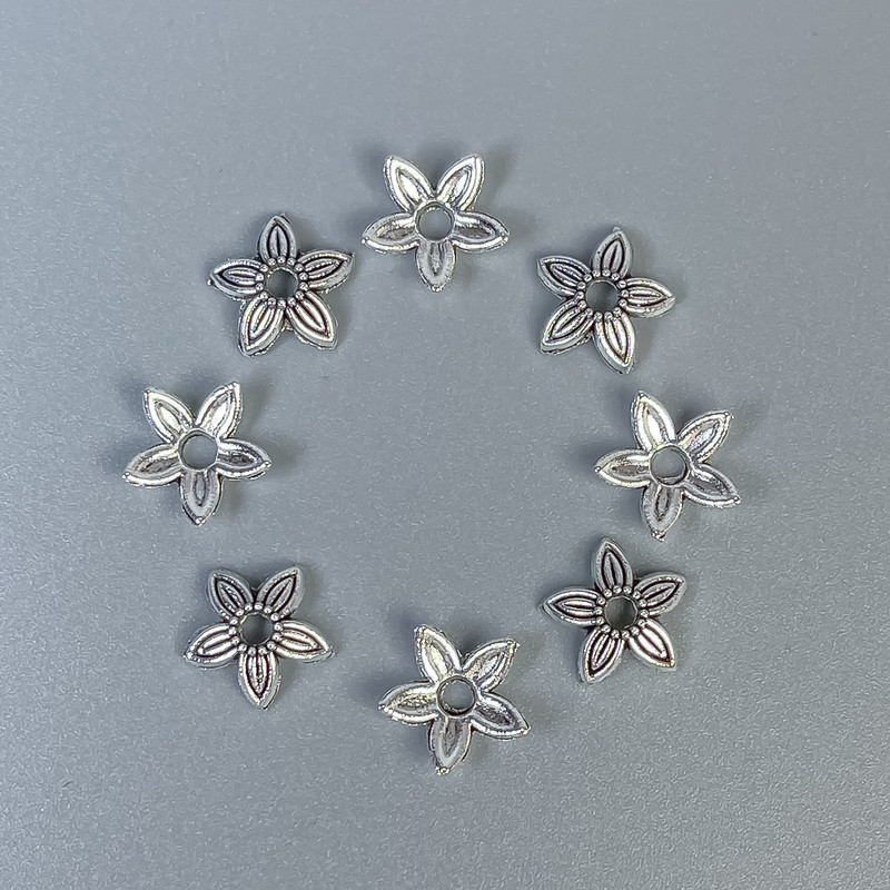 Korálkové čepičky, kovová barva stříbrná, průměr 8×1 mm ± otvor, průměr 1,8 mm ± balení 20 g (~100 ks)