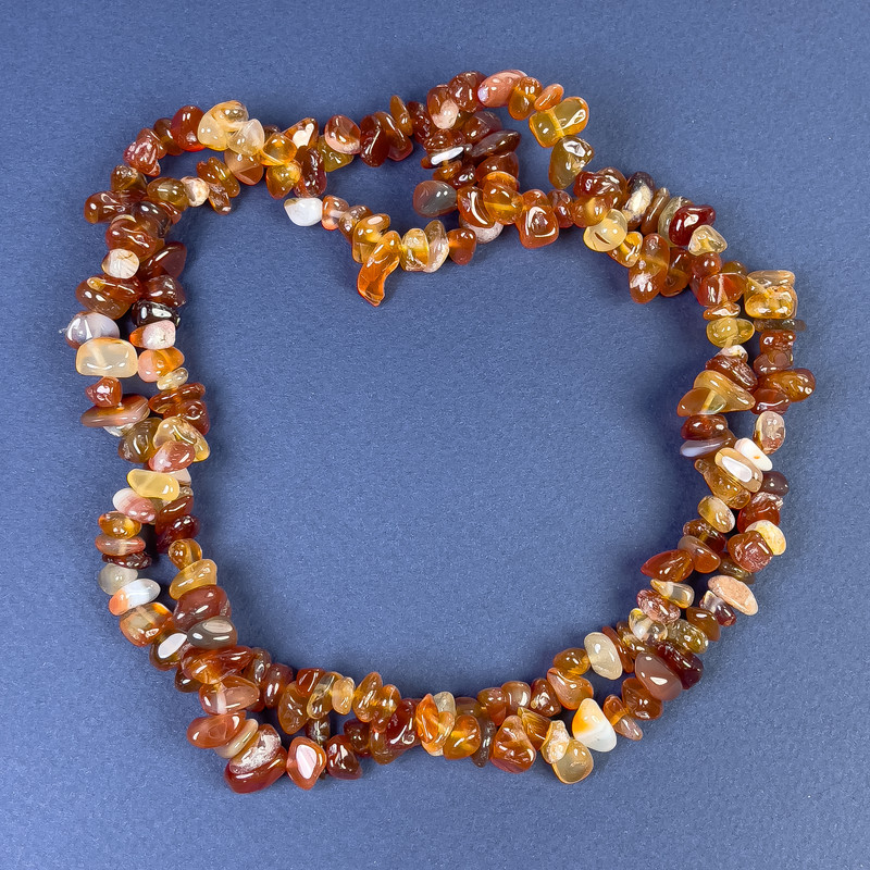 Čipové korálky karneolu 7–12 mm na niti, délka 80 cm