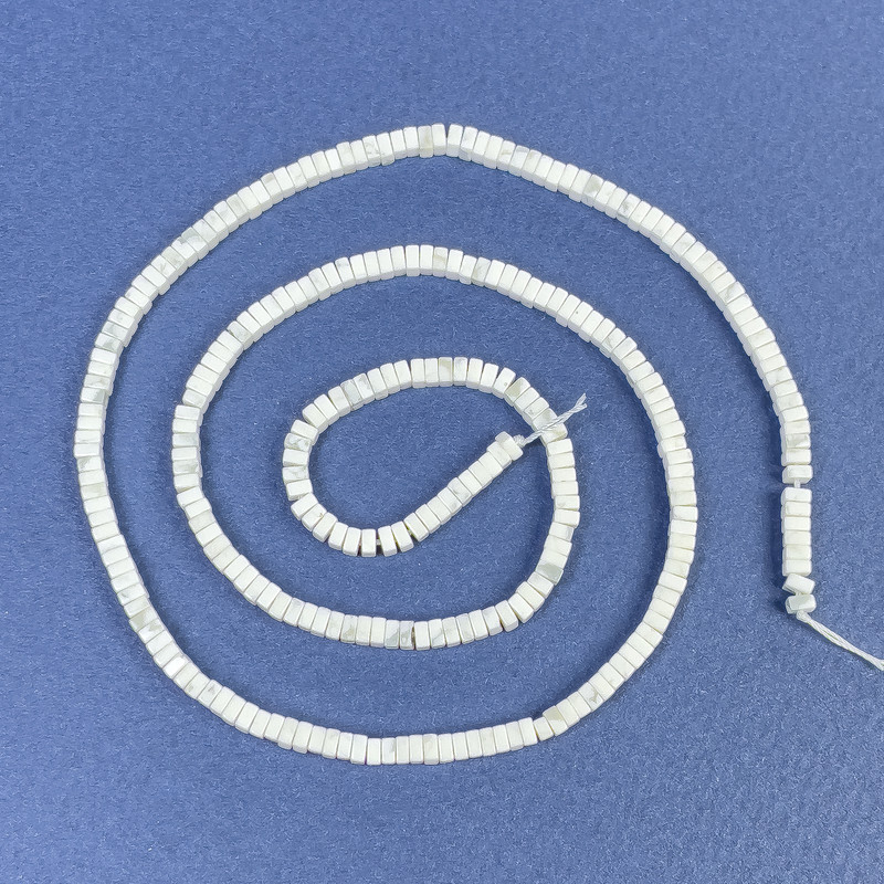 Korálky kaholongového čtvercového rondelu 2,5×1 mm, na niti, délka 39 cm+