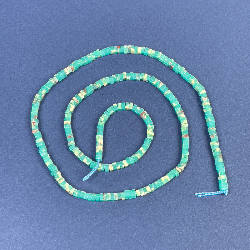 Korálky z variscitu, čtvercový rondel 2,5×1 mm, na niti, délka 39 cm