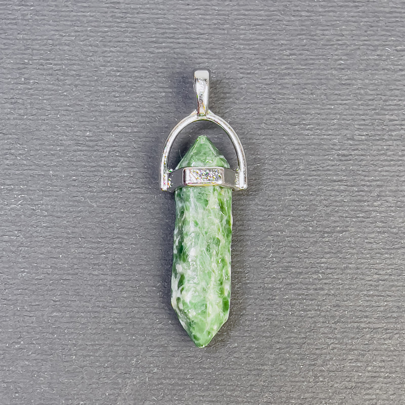 Přívěšek z mechového achátu ve tvaru šestiúhelníkového krystalu, kulový 8×31×41 mm+