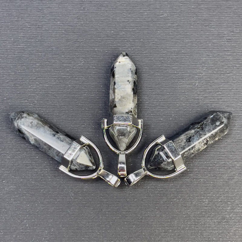 Přívěšek z labradoritu ve tvaru šestiúhelníkového krystalu, kulička 8×31×41 mm+