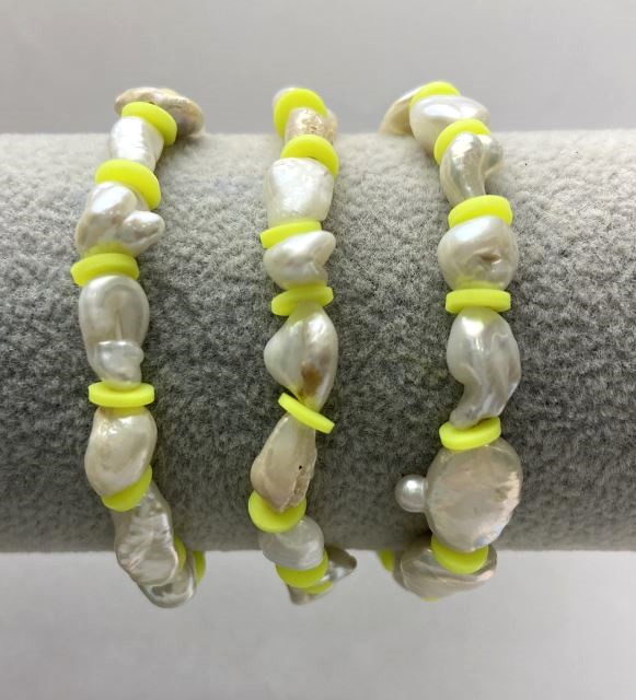 Náramek z říčních barokních perel, bílé barvy, průměr cca 9–13×7 mm, s vložkami z polymerní hlíny ve tvarech rondelů 6×1 mm, délka 18 cm, na elastické šňůře