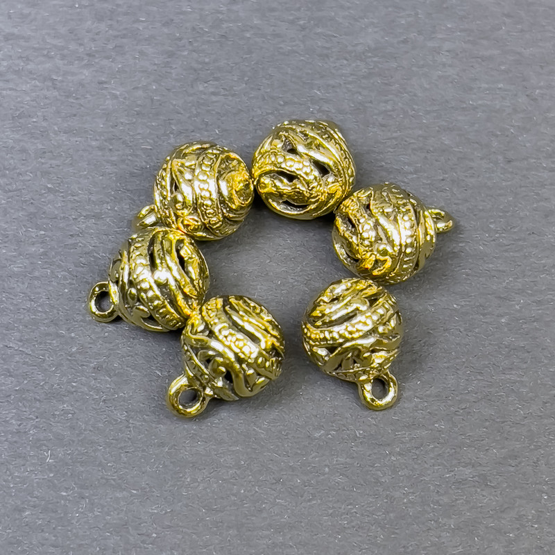 Kovový přívěsek zlatisté barvy, rozměr 8×11 mm, balení 6 ks