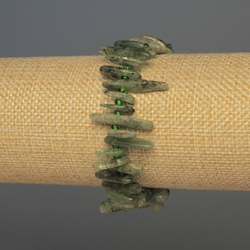 Náramek z kainitu – drobné fragmenty ve tvaru jehliček, průměr 10–20×3–5 mm, s korálky, délka 18 cm ±, na elastické šňůře