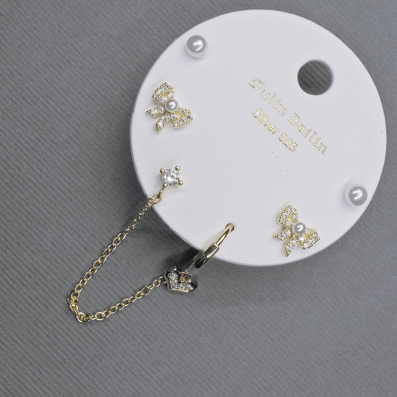 Náušnice pecky s kávovým odstínem na ucho, zlatistý kov a bílé štrasové kamínky