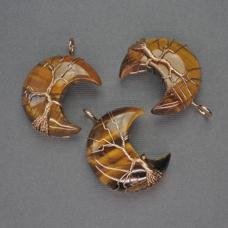 Přívěšek Měsíc z tygřího oka v zlatistém opletení, průměr cca 35 mm, délka cca 45 mm