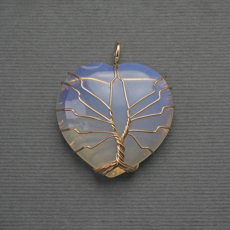 Přívěsek Srdce z měsíčního kamene v zlatém opletení, průměr 30×30 mm ±, délka 37 mm ±