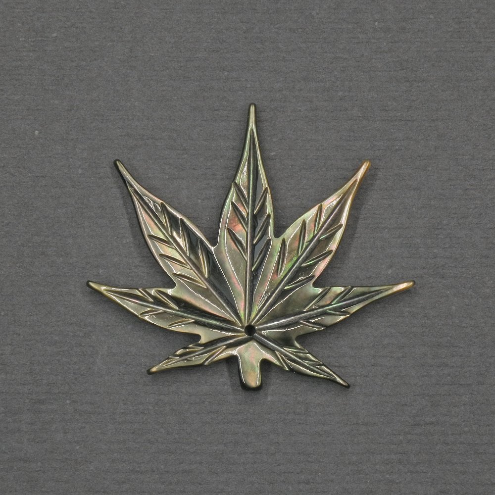 Přívěšek ve tvaru listu se zeleným perleťovým leskem 26×30×2 mm – zlatavý kov