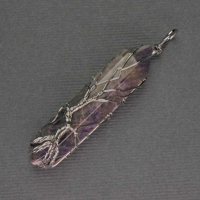 Přívěšek z ametystu ve tvaru šestiúhelníkového krystalu, 12×50×57 mm ± ve stříbrném opletení