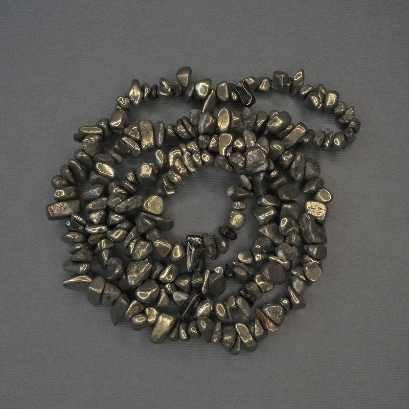 Pyritové korálky drobné 6–9×3–6 mm na niti, délka 76 cm+