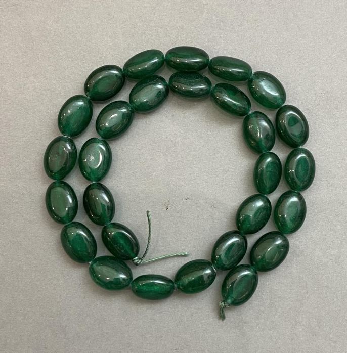 Oválné korálky z chrysoprasu, průměr 13×10 mm, navlečené na niti, délka cca 39 cm